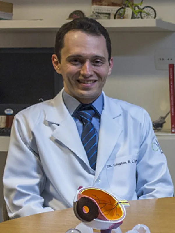 Dr. Clayton Rocha, oftalmologista da Olho Clínica e Cirurgia