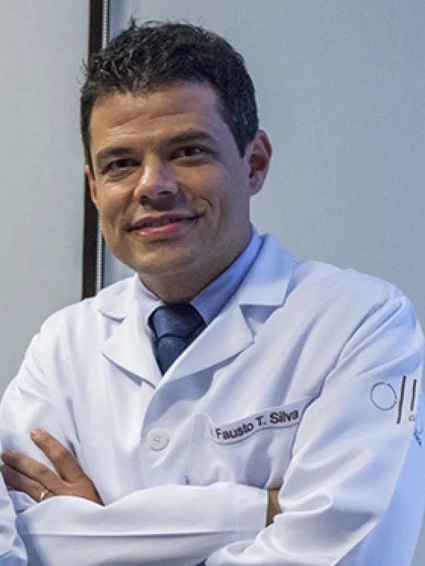 Dr. Fausto Tavares, oftalmologista da Olho Clínica e Cirurgia