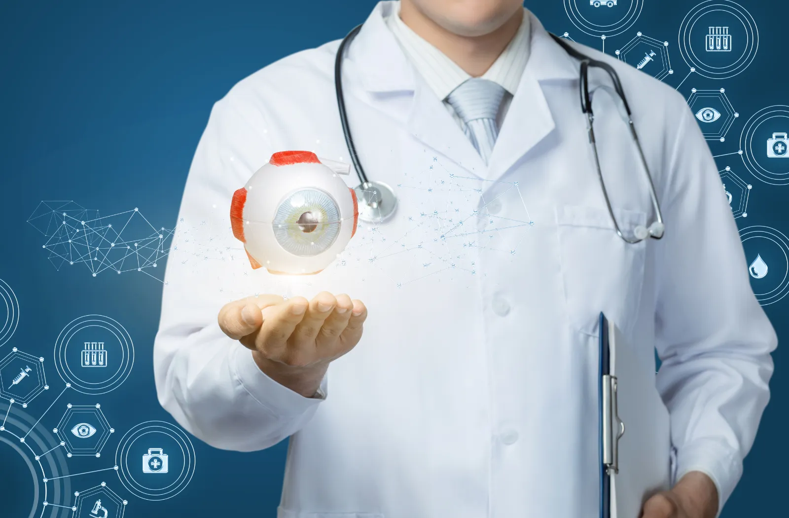 Médico de jaleco branco segurando a ilustração tridimensional de um globo ocular sobre a palma da mão