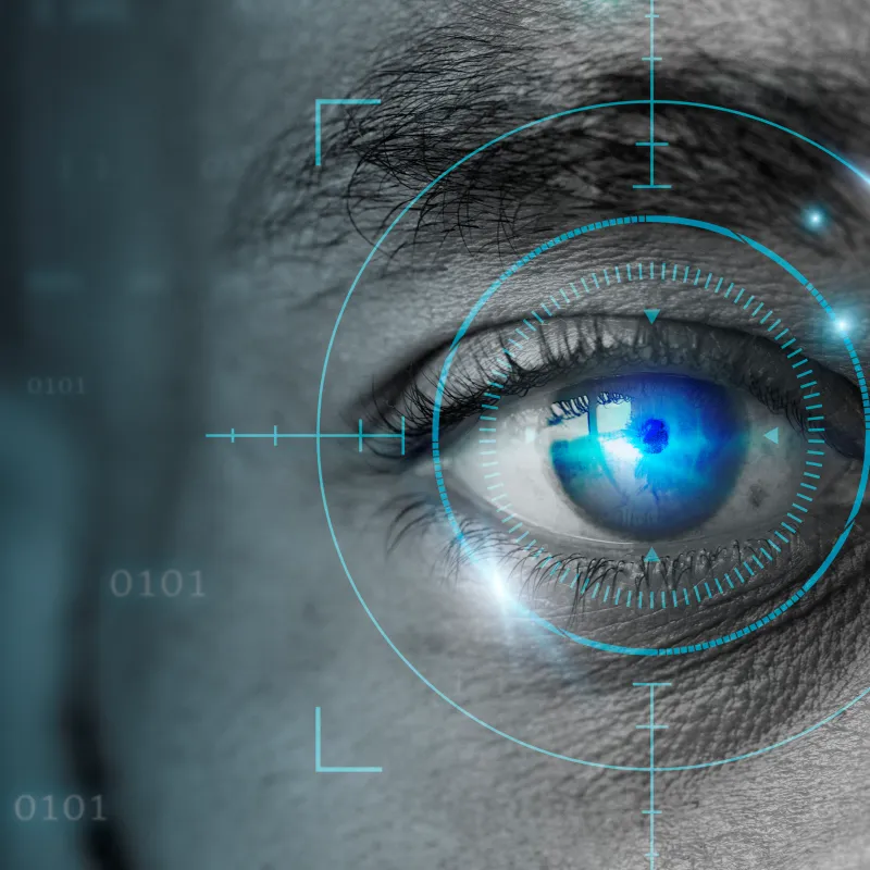 Close-up de um olho azul com marcações gráficas de mira e leitura digital sobrepostas